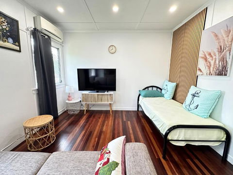 Zen Escape Guest House- Hidden Little Gem, Funky Corner, Boutique Granny Flat - Schoolies Week Accommodation 3