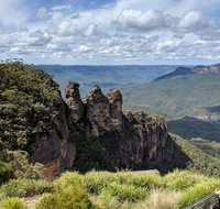 Blue Mountains Private Tour - wild kangaroos waterfalls and The Three Sisters - Schoolies Week Accommodation